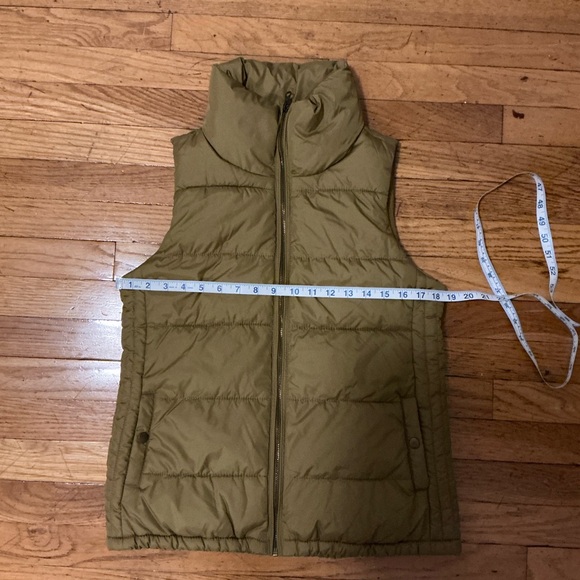 Old Navy - Women's Olive Green Puffer Vest - Picture 6 of 8